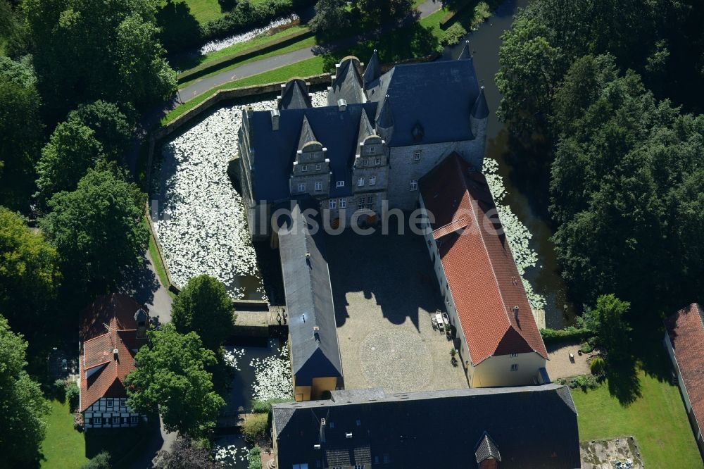 Schledehausen von oben - Wassergraben mit Wasserschloß Schloss Schelenburg in Schledehausen im Bundesland Niedersachsen