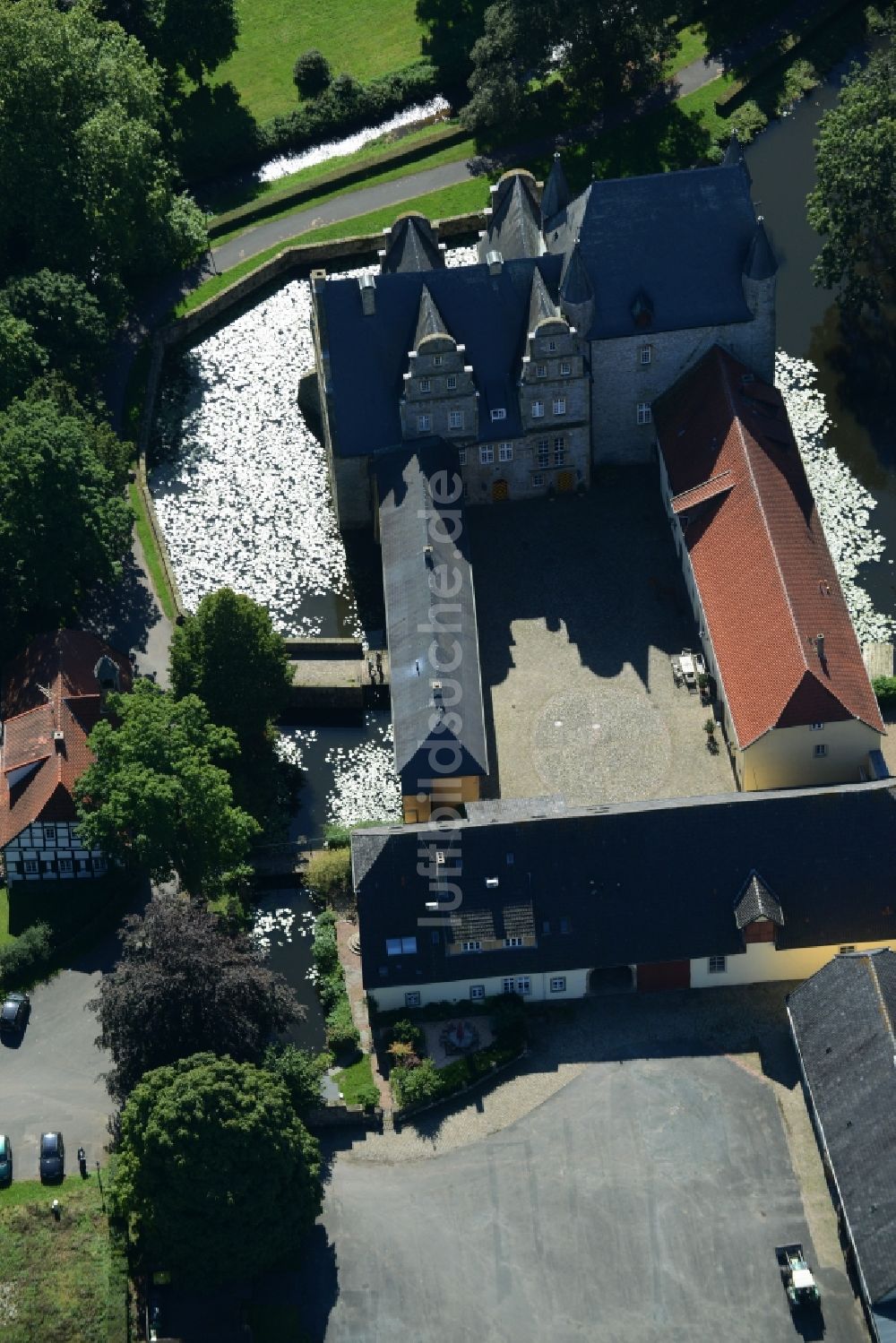 Schledehausen aus der Vogelperspektive: Wassergraben mit Wasserschloß Schloss Schelenburg in Schledehausen im Bundesland Niedersachsen