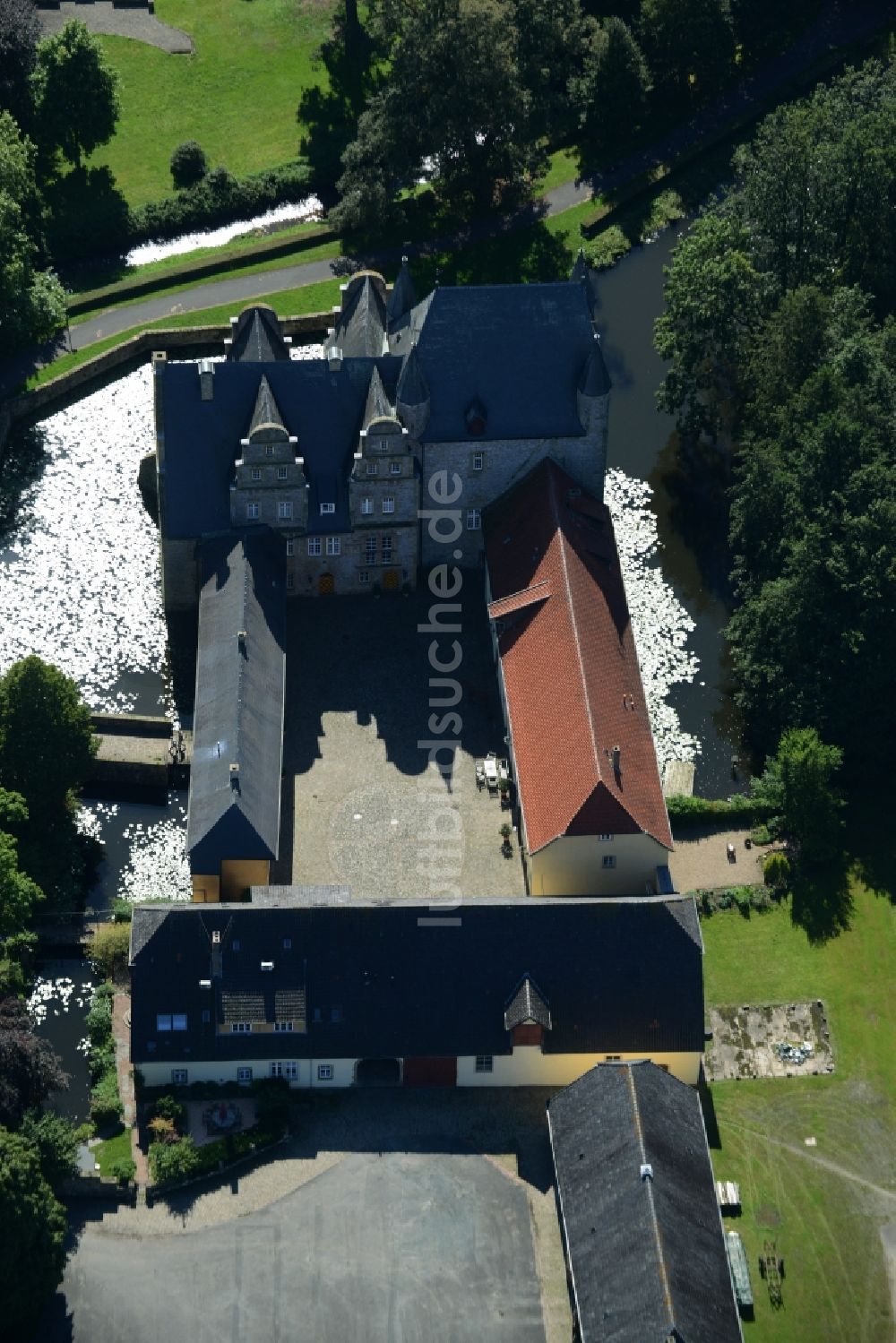 Luftbild Schledehausen - Wassergraben mit Wasserschloß Schloss Schelenburg in Schledehausen im Bundesland Niedersachsen