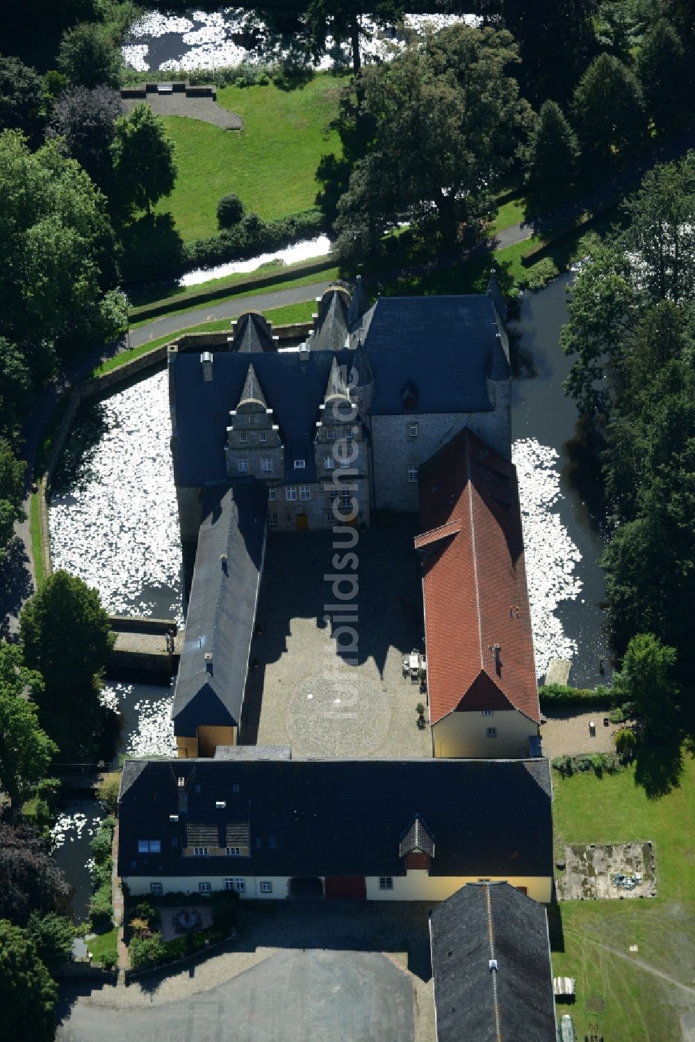 Luftaufnahme Schledehausen - Wassergraben mit Wasserschloß Schloss Schelenburg in Schledehausen im Bundesland Niedersachsen