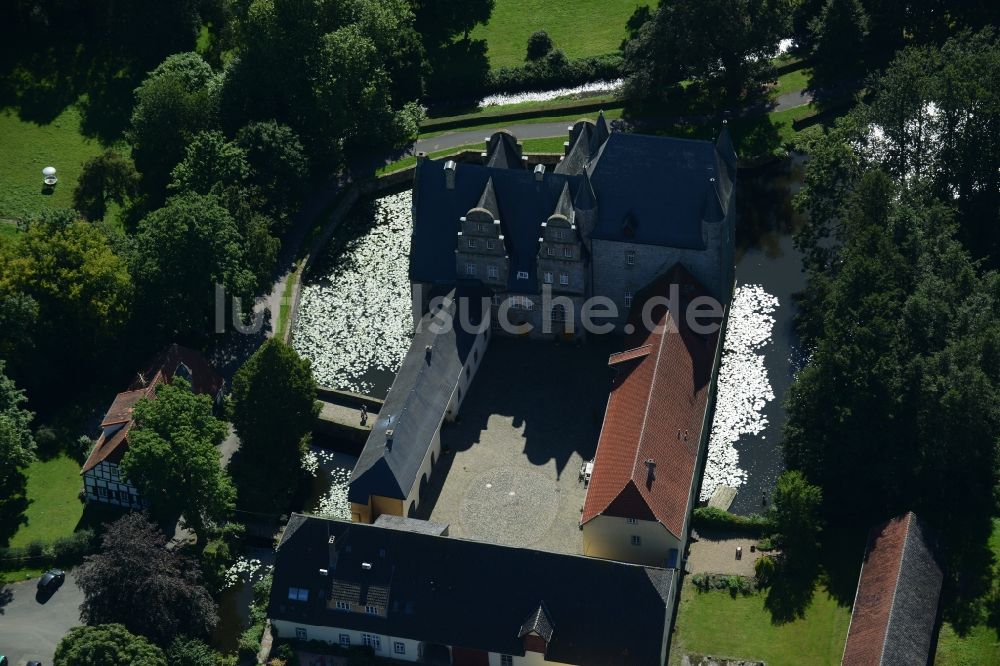 Schledehausen von oben - Wassergraben mit Wasserschloß Schloss Schelenburg in Schledehausen im Bundesland Niedersachsen