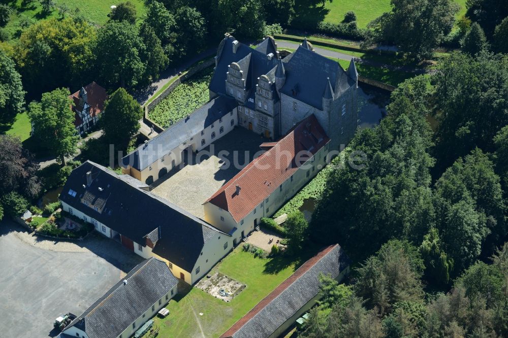 Schledehausen aus der Vogelperspektive: Wassergraben mit Wasserschloß Schloss Schelenburg in Schledehausen im Bundesland Niedersachsen