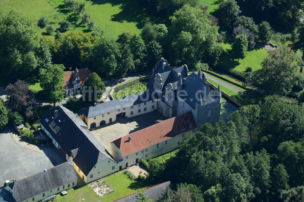 Luftbild Schledehausen - Wassergraben mit Wasserschloß Schloss Schelenburg in Schledehausen im Bundesland Niedersachsen