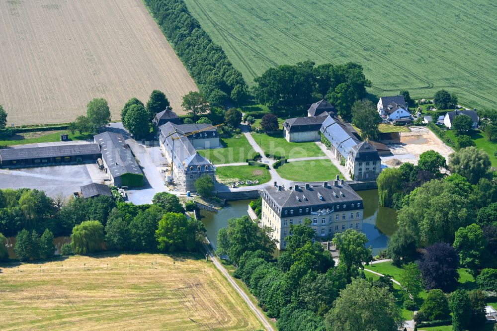 Luftaufnahme Ermsinghausen - Wassergraben mit Wasserschloß Schloss Schloss Schwarzenraben in Ermsinghausen im Bundesland Nordrhein-Westfalen, Deutschland