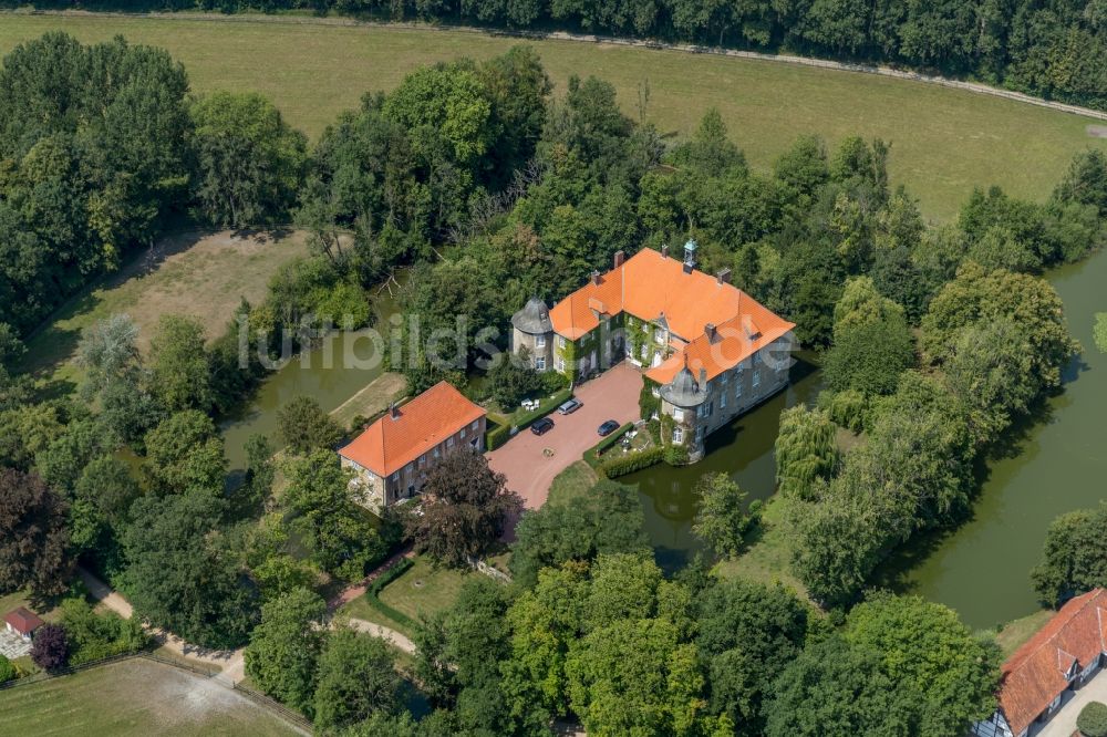 Ascheberg aus der Vogelperspektive: Wassergraben mit Wasserschloß Schloss Schlossgut Itlingen in Ascheberg im Bundesland Nordrhein-Westfalen, Deutschland