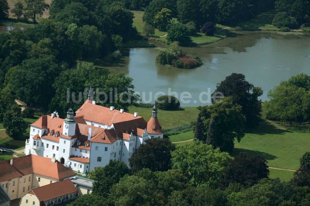 Luckau / OT Fürstlich Drehna aus der Vogelperspektive: Wassergraben mit Wasserschloß Schloss Schlosshotel Fürstlich Drehna in Luckau / OT Fürstlich Drehna im Bundesland Brandenburg