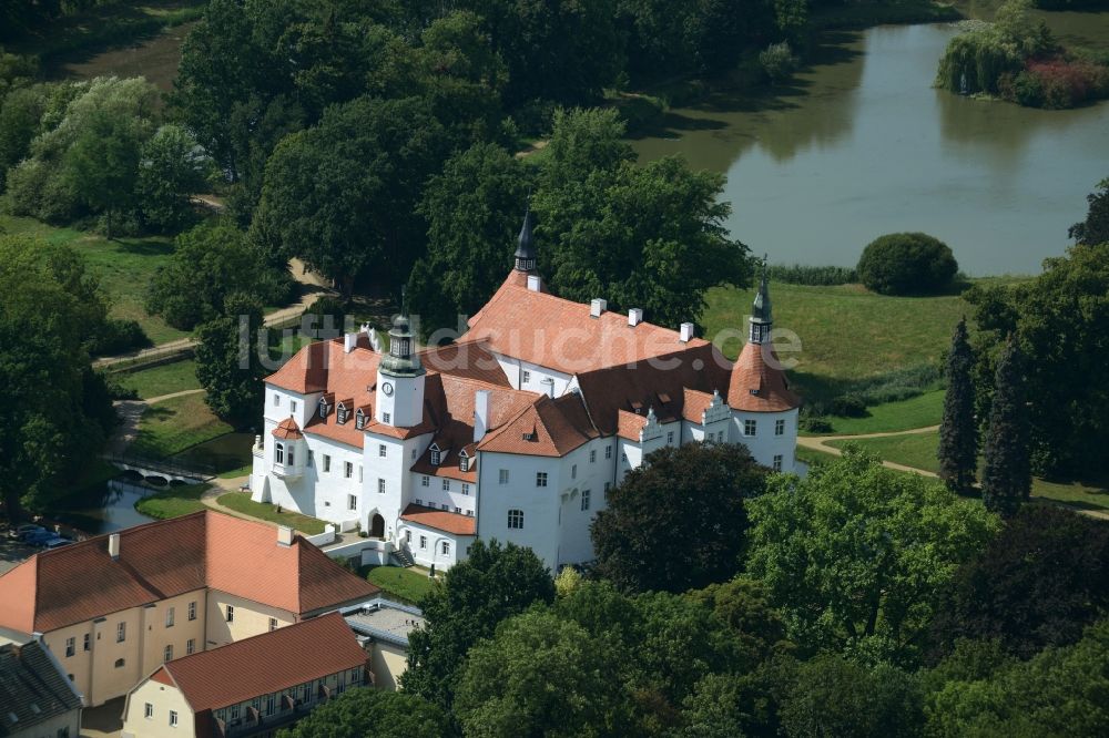 Luftbild Luckau / OT Fürstlich Drehna - Wassergraben mit Wasserschloß Schloss Schlosshotel Fürstlich Drehna in Luckau / OT Fürstlich Drehna im Bundesland Brandenburg