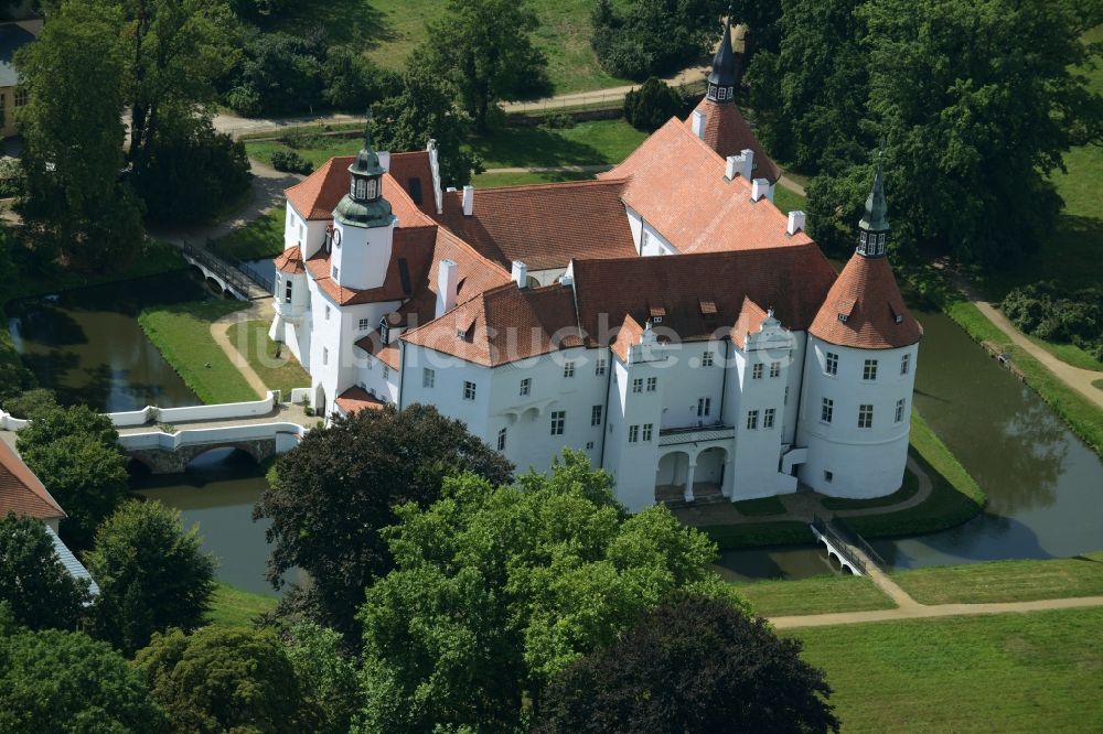 Luftaufnahme Luckau / OT Fürstlich Drehna - Wassergraben mit Wasserschloß Schloss Schlosshotel Fürstlich Drehna in Luckau / OT Fürstlich Drehna im Bundesland Brandenburg