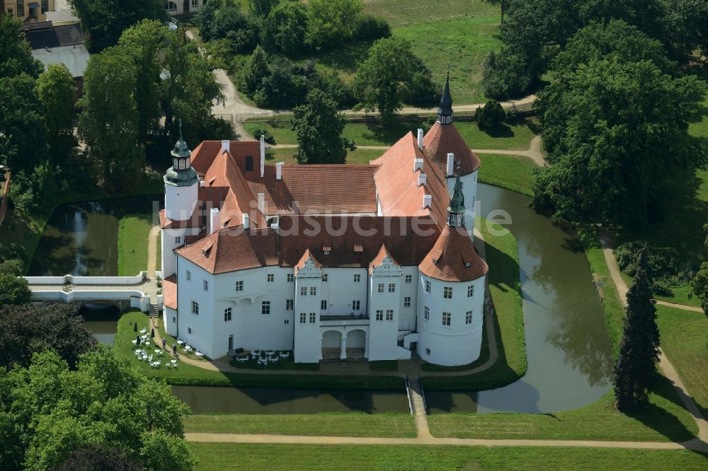 Luckau / OT Fürstlich Drehna von oben - Wassergraben mit Wasserschloß Schloss Schlosshotel Fürstlich Drehna in Luckau / OT Fürstlich Drehna im Bundesland Brandenburg