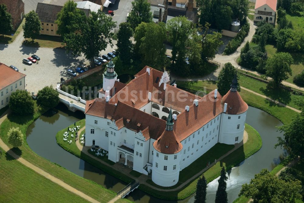 Luftaufnahme Luckau / OT Fürstlich Drehna - Wassergraben mit Wasserschloß Schloss Schlosshotel Fürstlich Drehna in Luckau / OT Fürstlich Drehna im Bundesland Brandenburg