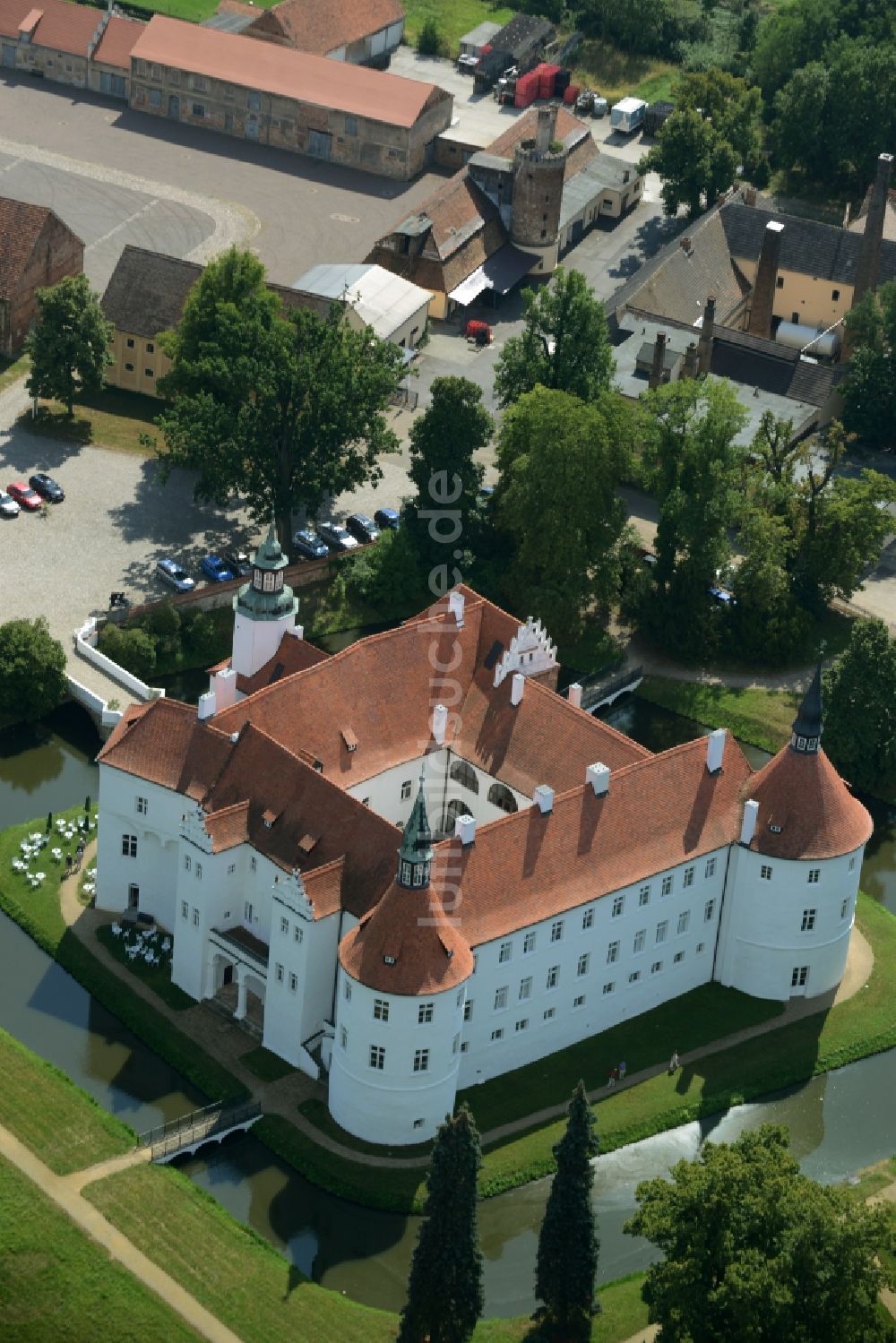 Luckau / OT Fürstlich Drehna von oben - Wassergraben mit Wasserschloß Schloss Schlosshotel Fürstlich Drehna in Luckau / OT Fürstlich Drehna im Bundesland Brandenburg