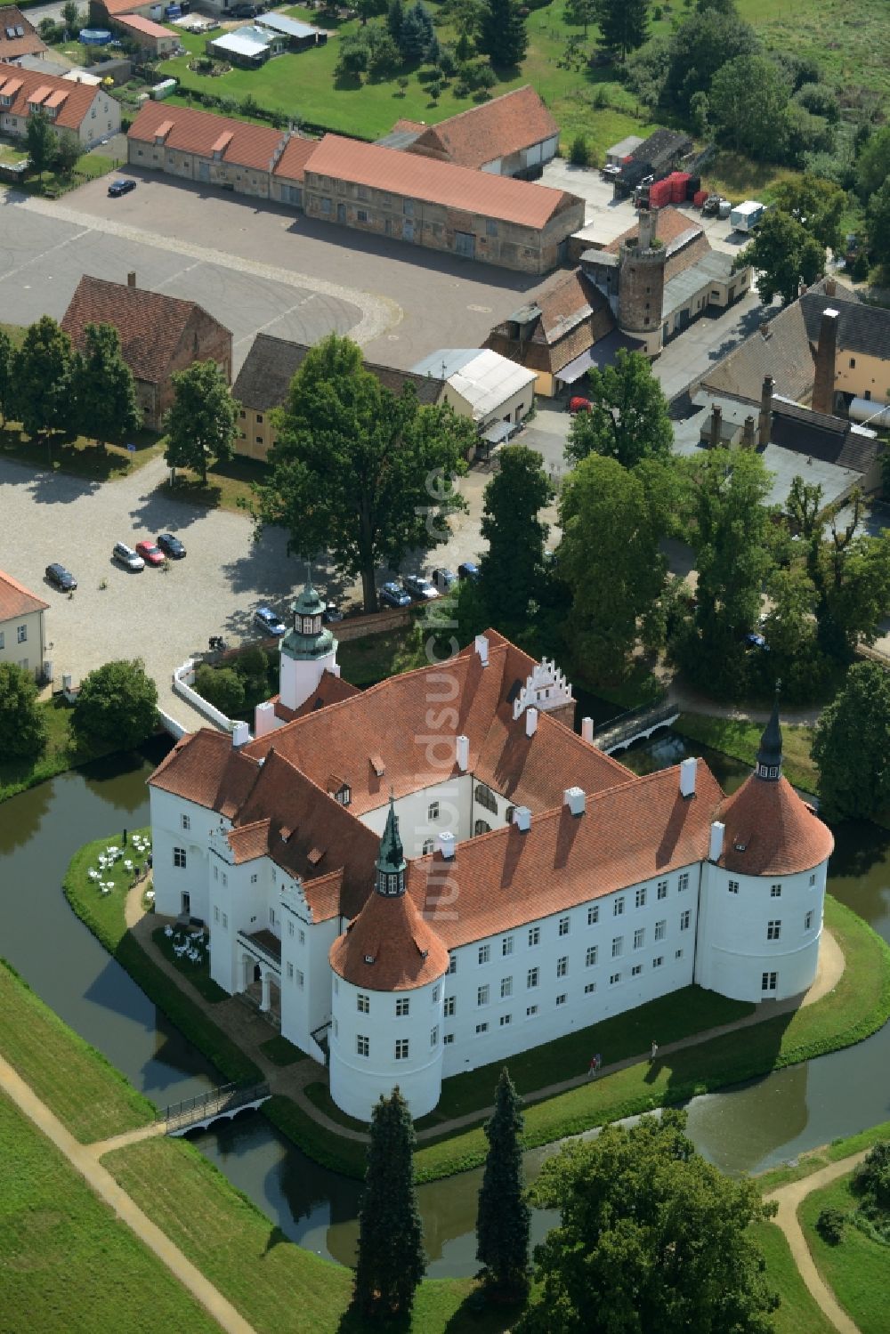 Luckau / OT Fürstlich Drehna aus der Vogelperspektive: Wassergraben mit Wasserschloß Schloss Schlosshotel Fürstlich Drehna in Luckau / OT Fürstlich Drehna im Bundesland Brandenburg