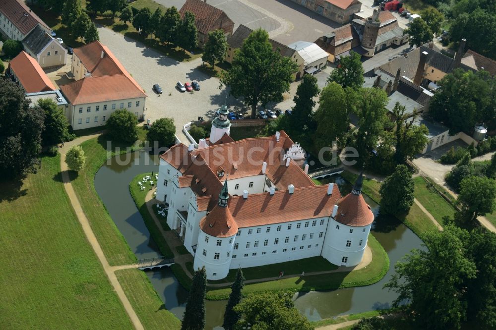 Luftbild Luckau / OT Fürstlich Drehna - Wassergraben mit Wasserschloß Schloss Schlosshotel Fürstlich Drehna in Luckau / OT Fürstlich Drehna im Bundesland Brandenburg