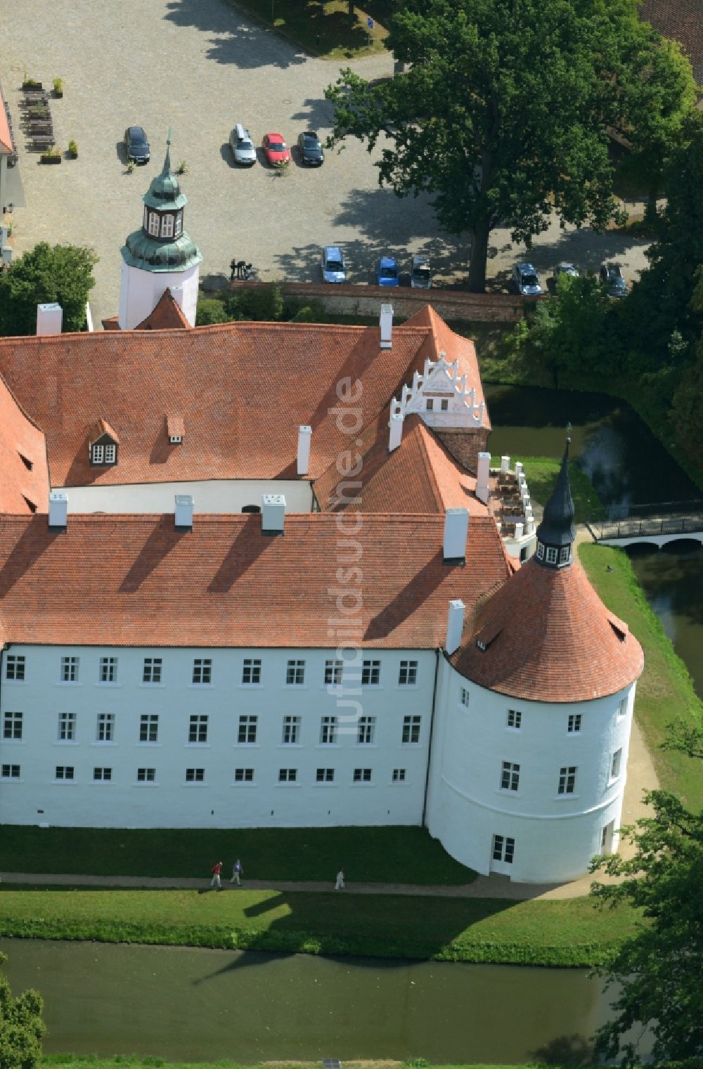 Luftaufnahme Luckau / OT Fürstlich Drehna - Wassergraben mit Wasserschloß Schloss Schlosshotel Fürstlich Drehna in Luckau / OT Fürstlich Drehna im Bundesland Brandenburg