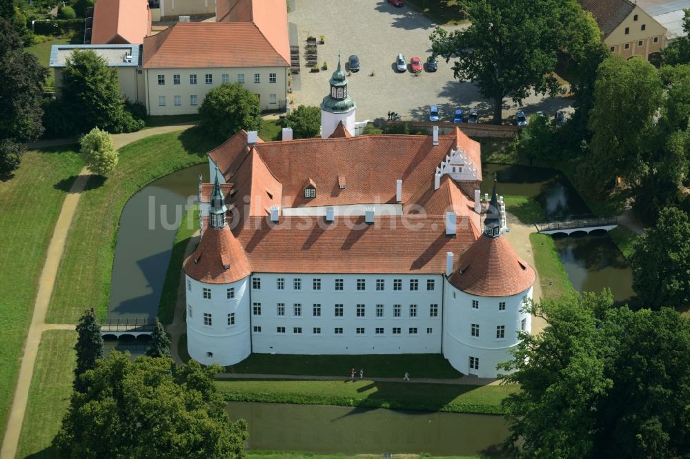 Luckau / OT Fürstlich Drehna von oben - Wassergraben mit Wasserschloß Schloss Schlosshotel Fürstlich Drehna in Luckau / OT Fürstlich Drehna im Bundesland Brandenburg