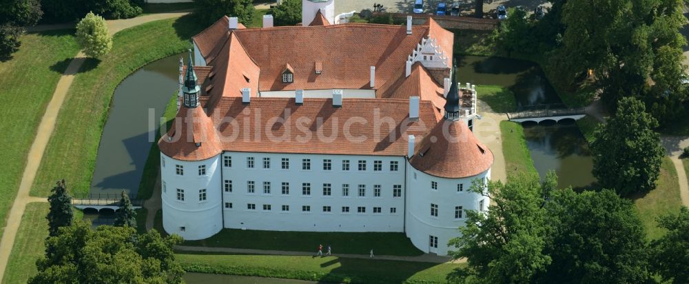 Luckau / OT Fürstlich Drehna aus der Vogelperspektive: Wassergraben mit Wasserschloß Schloss Schlosshotel Fürstlich Drehna in Luckau / OT Fürstlich Drehna im Bundesland Brandenburg