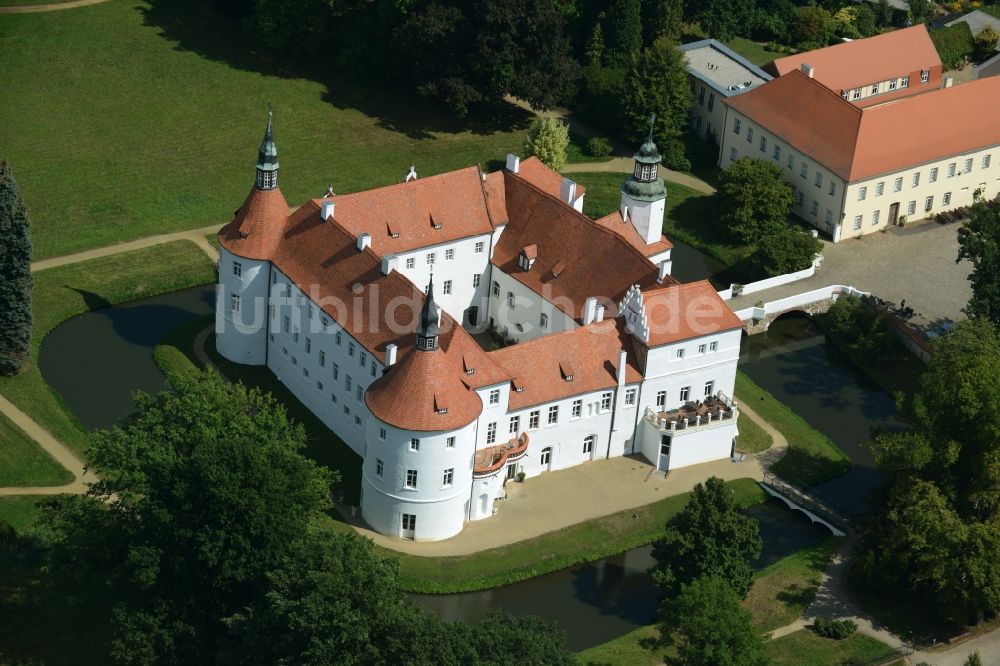 Luftbild Luckau / OT Fürstlich Drehna - Wassergraben mit Wasserschloß Schloss Schlosshotel Fürstlich Drehna in Luckau / OT Fürstlich Drehna im Bundesland Brandenburg