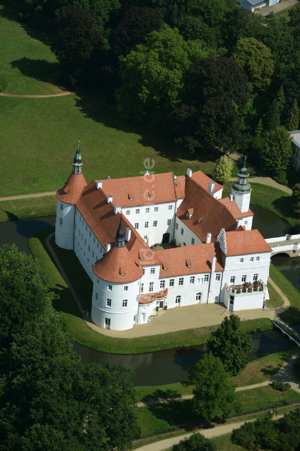 Luftaufnahme Luckau / OT Fürstlich Drehna - Wassergraben mit Wasserschloß Schloss Schlosshotel Fürstlich Drehna in Luckau / OT Fürstlich Drehna im Bundesland Brandenburg