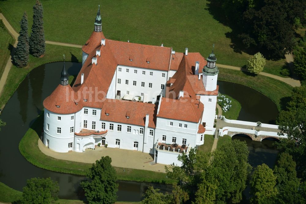 Luckau / OT Fürstlich Drehna von oben - Wassergraben mit Wasserschloß Schloss Schlosshotel Fürstlich Drehna in Luckau / OT Fürstlich Drehna im Bundesland Brandenburg