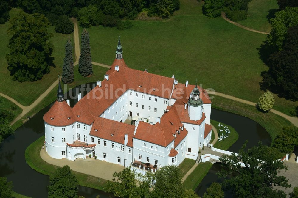 Luckau / OT Fürstlich Drehna aus der Vogelperspektive: Wassergraben mit Wasserschloß Schloss Schlosshotel Fürstlich Drehna in Luckau / OT Fürstlich Drehna im Bundesland Brandenburg