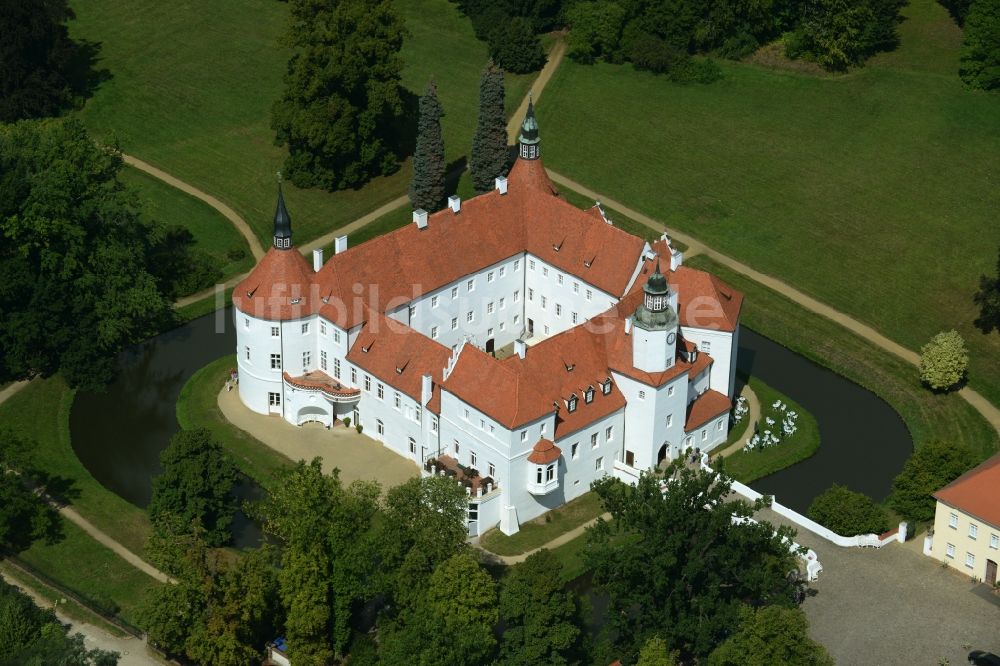 Luftbild Luckau / OT Fürstlich Drehna - Wassergraben mit Wasserschloß Schloss Schlosshotel Fürstlich Drehna in Luckau / OT Fürstlich Drehna im Bundesland Brandenburg