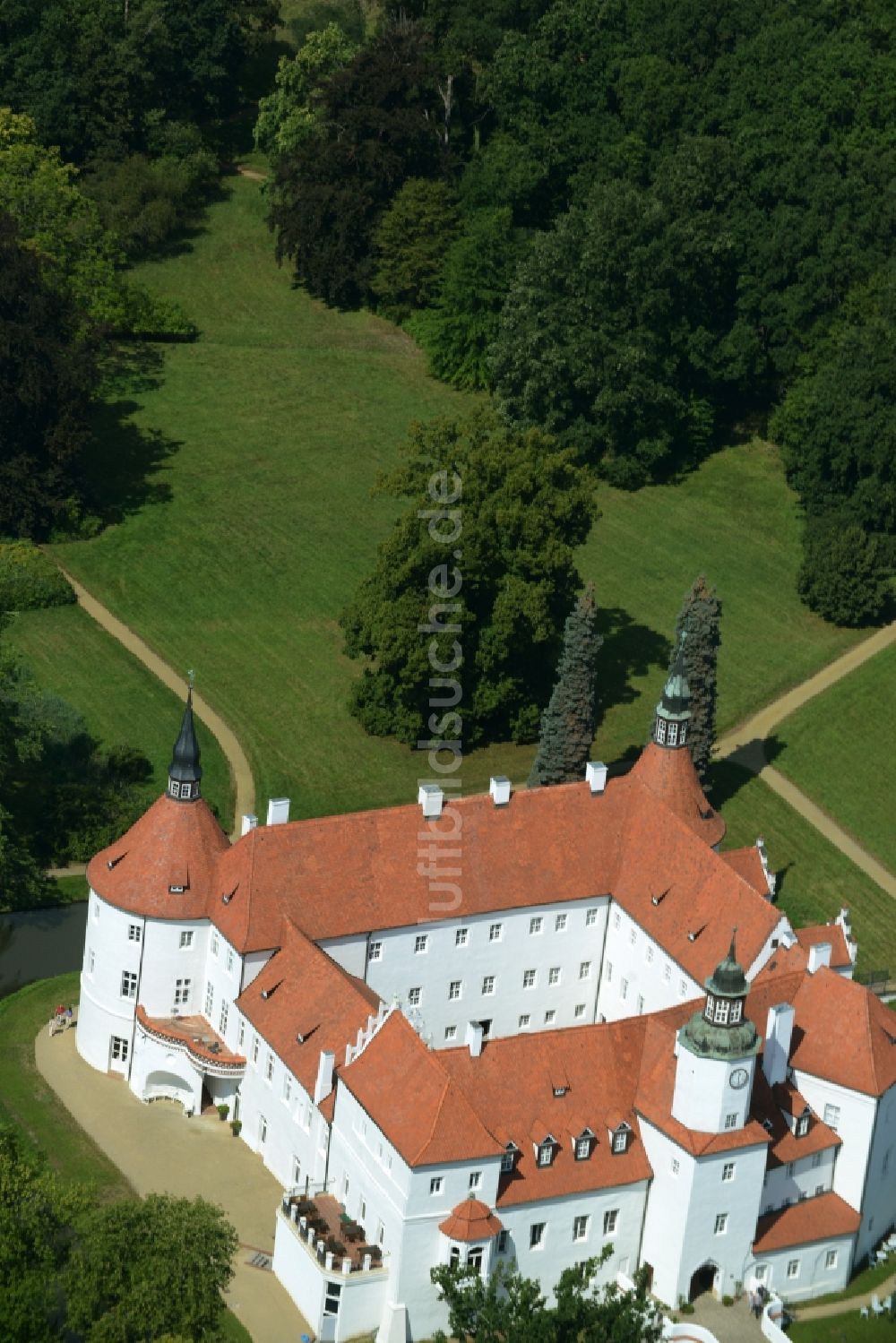 Luftaufnahme Luckau / OT Fürstlich Drehna - Wassergraben mit Wasserschloß Schloss Schlosshotel Fürstlich Drehna in Luckau / OT Fürstlich Drehna im Bundesland Brandenburg