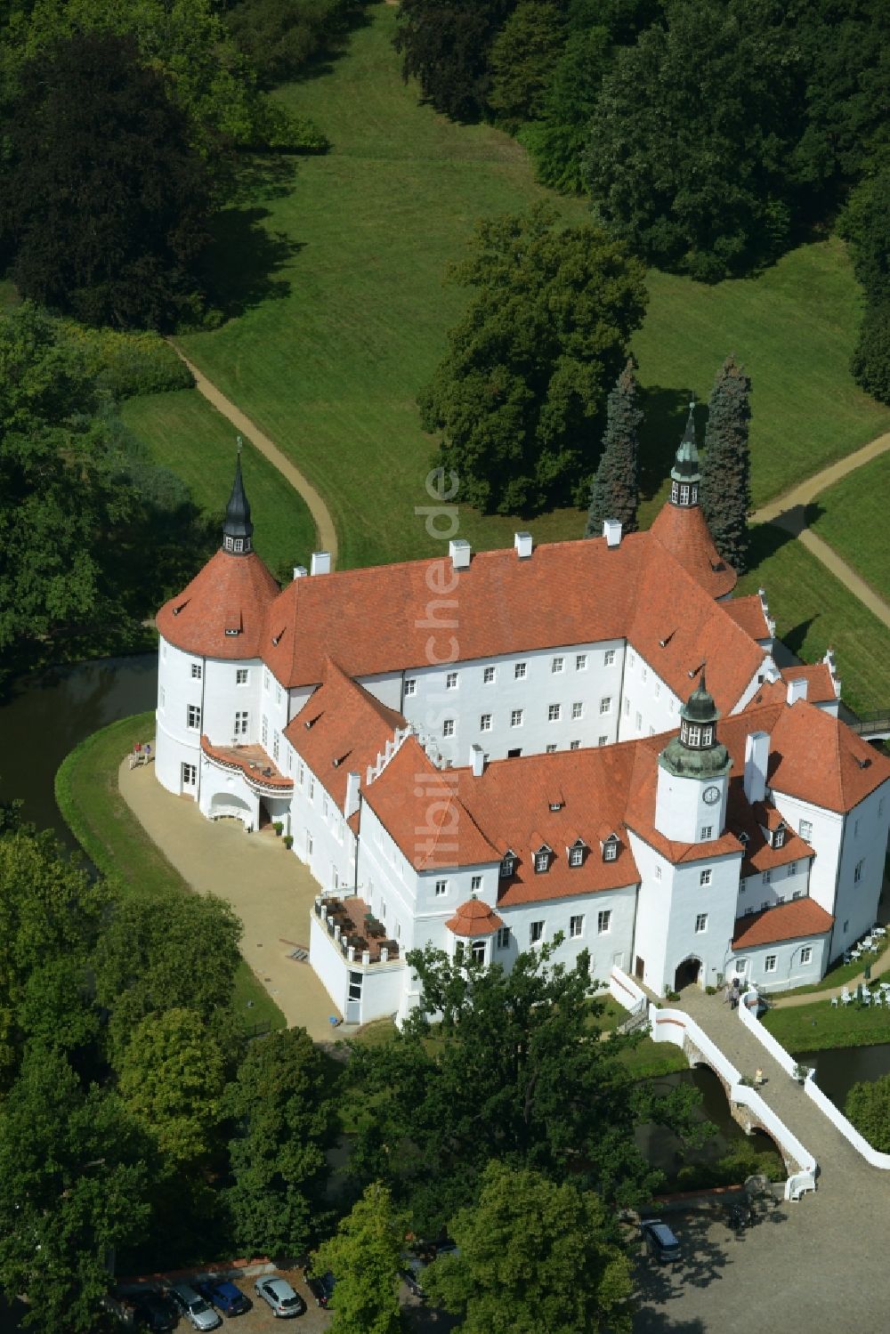 Luckau / OT Fürstlich Drehna von oben - Wassergraben mit Wasserschloß Schloss Schlosshotel Fürstlich Drehna in Luckau / OT Fürstlich Drehna im Bundesland Brandenburg