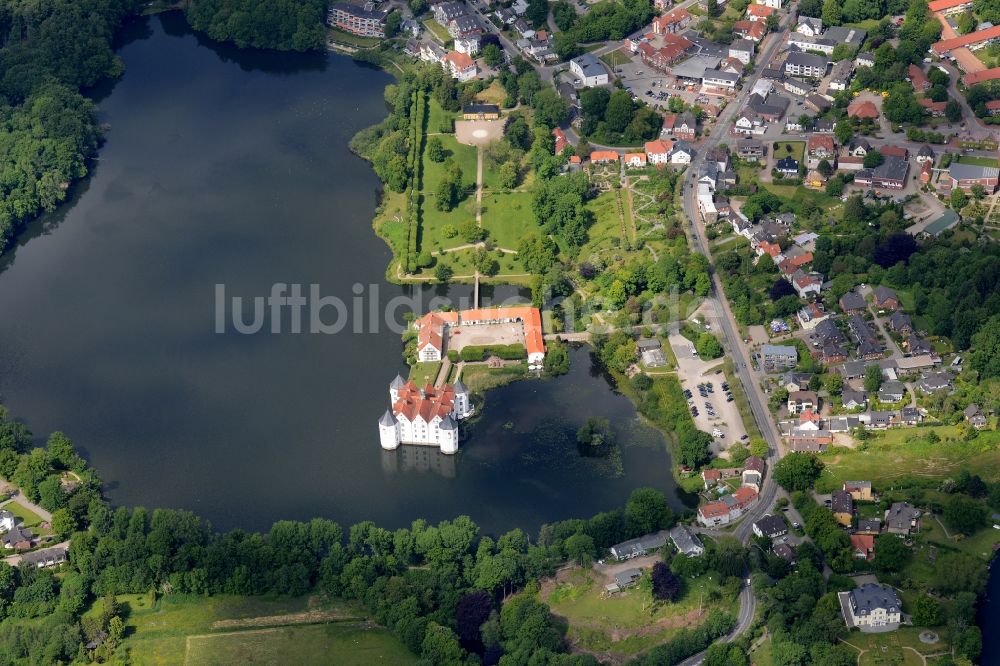 Glücksburg aus der Vogelperspektive: Wassergraben mit Wasserschloß Schloss am Schlossteich in Glücksburg (Ostsee) im Bundesland Schleswig-Holstein