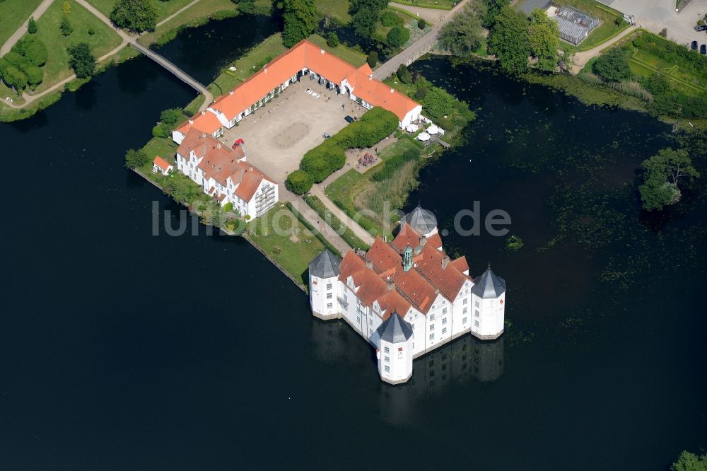 Glücksburg (Ostsee) von oben - Wassergraben mit Wasserschloß Schloss am Schlossteich in Glücksburg (Ostsee) im Bundesland Schleswig-Holstein