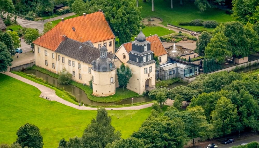 Schwelm aus der Vogelperspektive: Wassergraben mit Wasserschloß Schloss in Schwelm im Bundesland Nordrhein-Westfalen