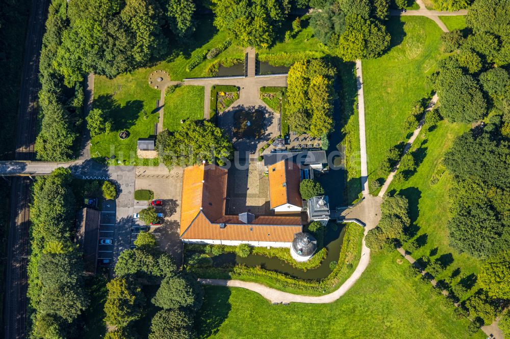 Schwelm aus der Vogelperspektive: Wassergraben mit Wasserschloß Schloss in Schwelm im Bundesland Nordrhein-Westfalen