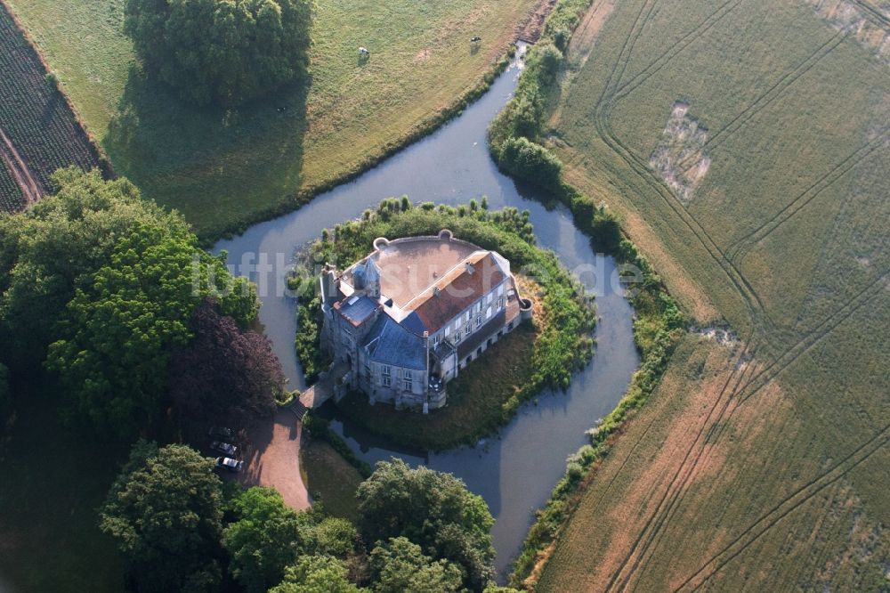 Serques aus der Vogelperspektive: Wassergraben mit Wasserschloß Schloss i Serques in Nord-Pas-de-Calais Picardie, Frankreich