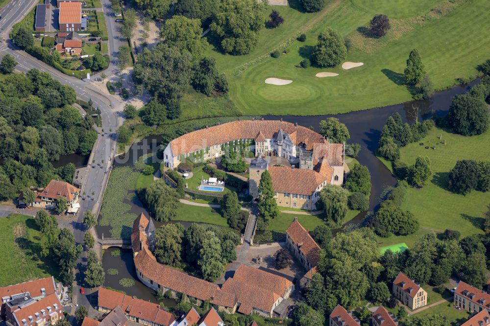 Steinfurt aus der Vogelperspektive: Wassergraben mit Wasserschloß Schloss in Steinfurt im Bundesland Nordrhein-Westfalen, Deutschland