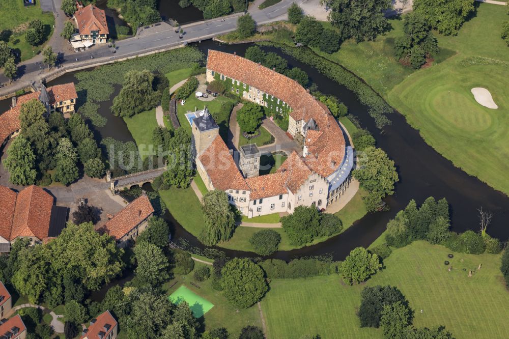 Steinfurt aus der Vogelperspektive: Wassergraben mit Wasserschloß Schloss in Steinfurt im Bundesland Nordrhein-Westfalen, Deutschland