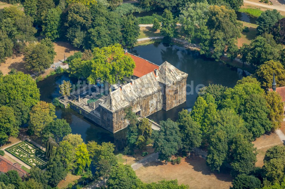 Herne aus der Vogelperspektive: Wassergraben mit Wasserschloss Schloss Strünkede in Herne im Bundesland Nordrhein-Westfalen, Deutschland