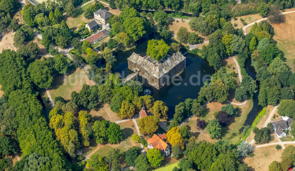 Herne aus der Vogelperspektive: Wassergraben mit Wasserschloss Schloss Strünkede in Herne im Bundesland Nordrhein-Westfalen, Deutschland