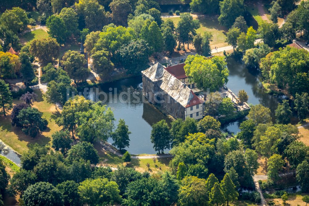 Luftaufnahme Herne - Wassergraben mit Wasserschloss Schloss Strünkede in Herne im Bundesland Nordrhein-Westfalen, Deutschland