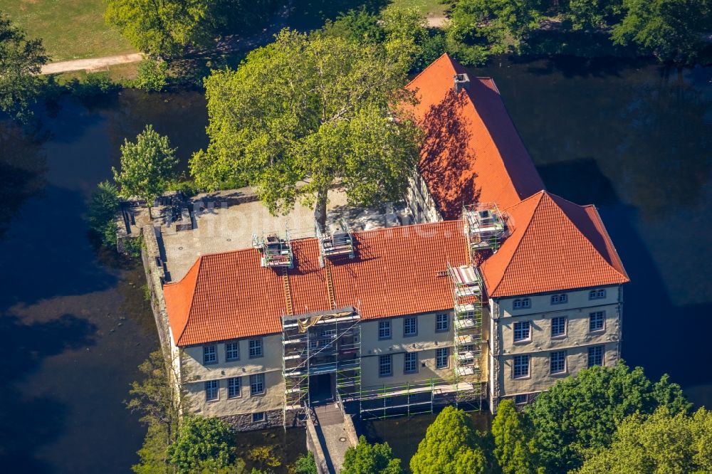 Luftaufnahme Herne - Wassergraben mit Wasserschloss Schloss Strünkede in Herne im Bundesland Nordrhein-Westfalen, Deutschland