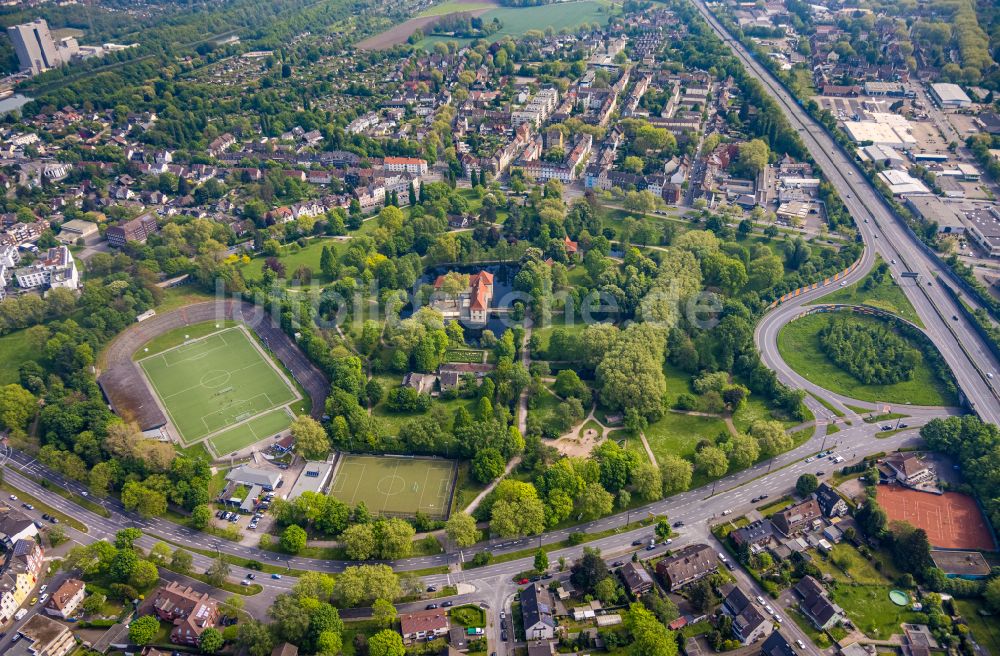 Luftaufnahme Herne - Wassergraben mit Wasserschloss Schloss Strünkede in Herne im Bundesland Nordrhein-Westfalen, Deutschland