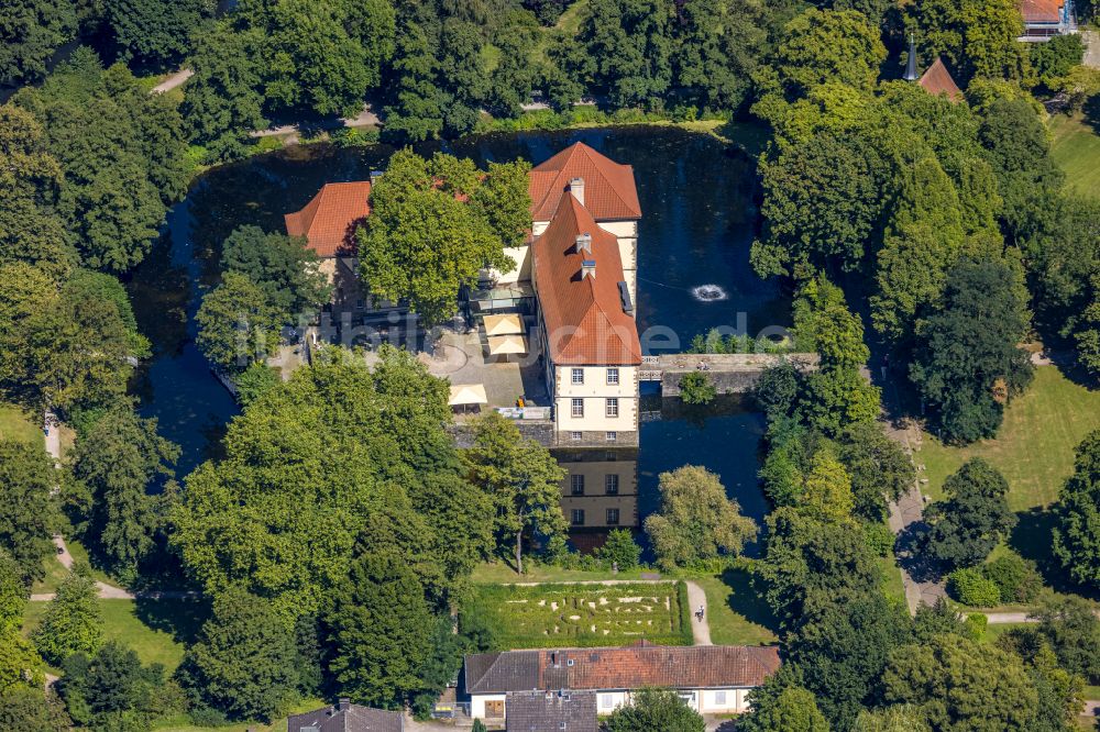 Luftbild Herne - Wassergraben mit Wasserschloss Schloss Strünkede in Herne im Bundesland Nordrhein-Westfalen, Deutschland