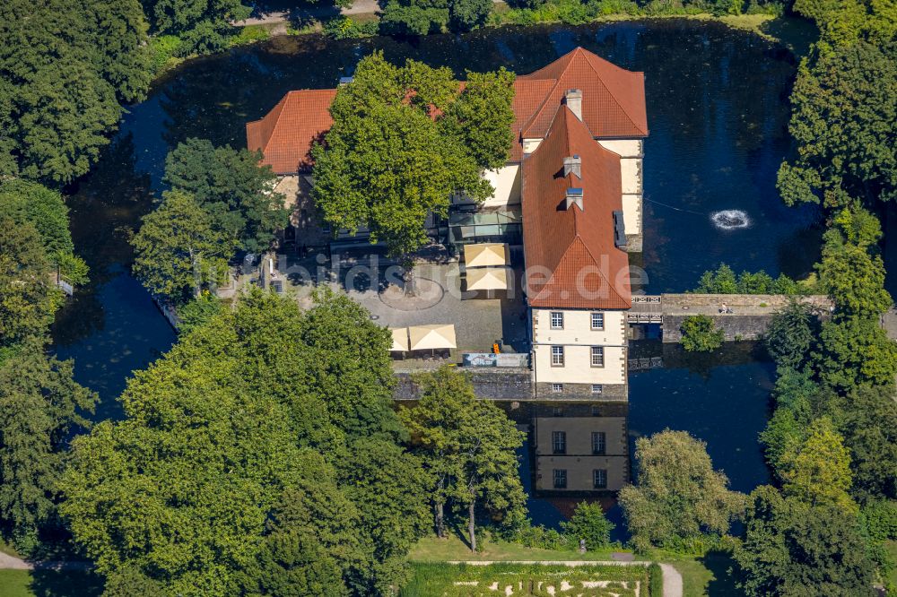 Luftaufnahme Herne - Wassergraben mit Wasserschloss Schloss Strünkede in Herne im Bundesland Nordrhein-Westfalen, Deutschland