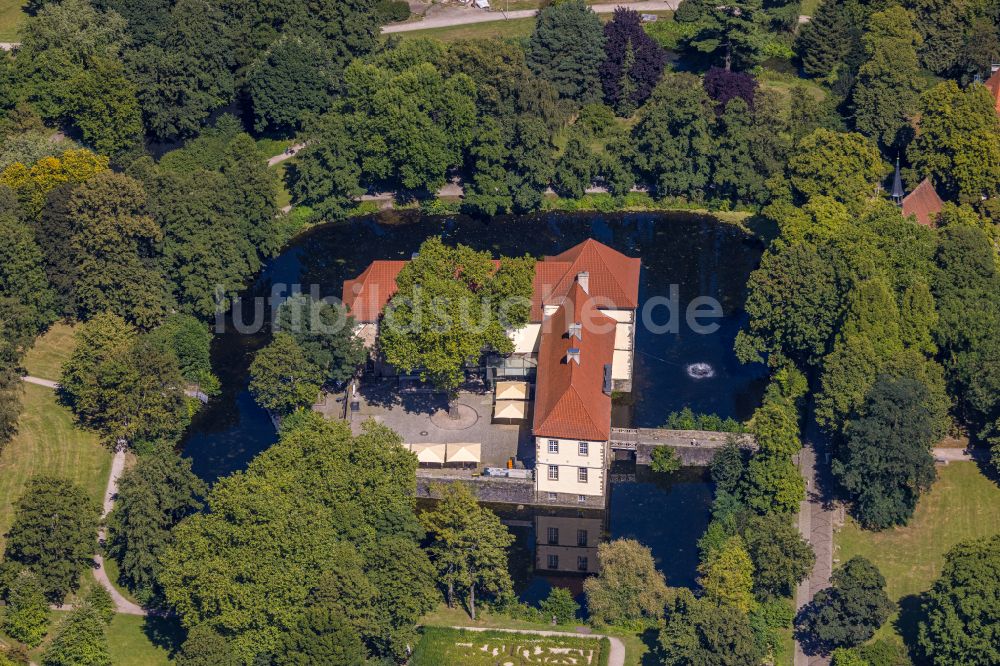 Herne aus der Vogelperspektive: Wassergraben mit Wasserschloss Schloss Strünkede in Herne im Bundesland Nordrhein-Westfalen, Deutschland