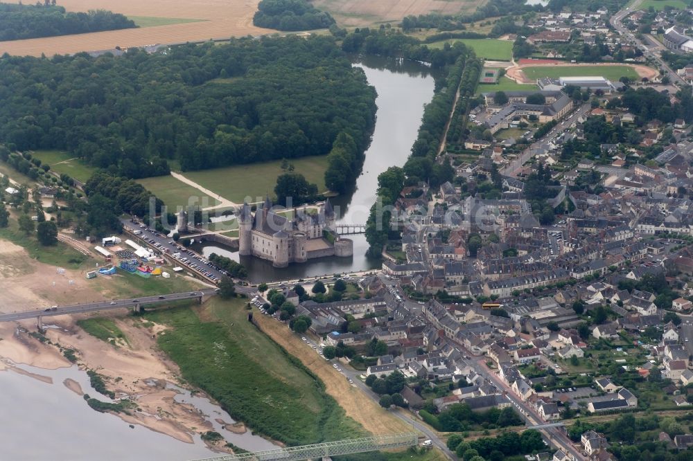 Sully-sur-Loire aus der Vogelperspektive: Wassergraben mit Wasserschloß Schloss Sully in Sully-sur-Loire in Centre-Val de Loire, Frankreich