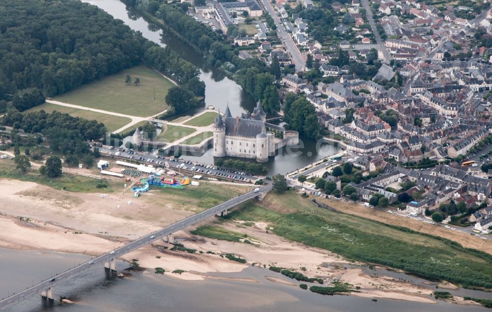 Sully-sur-Loire aus der Vogelperspektive: Wassergraben mit Wasserschloß Schloss Sully in Sully-sur-Loire in Centre-Val de Loire, Frankreich