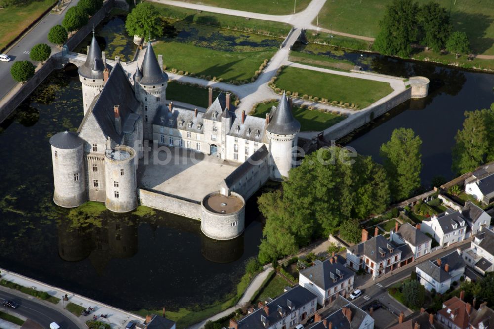 Luftbild Sully-sur-Loire - Wassergraben mit Wasserschloß Schloss Sully in Sully-sur-Loire in Centre-Val de Loire, Frankreich