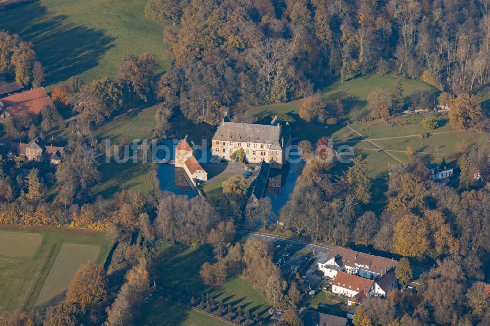 Luftbild Halle (Westfalen) - Wassergraben mit Wasserschloß Schloss Tatenhausen in Halle (Westfalen) im Bundesland Nordrhein-Westfalen, Deutschland