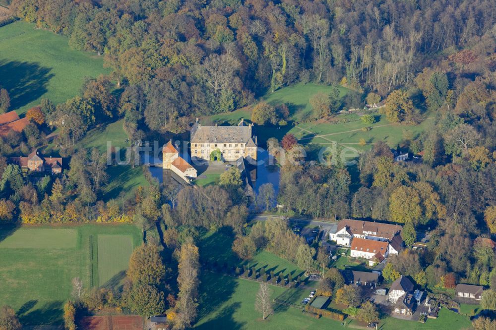 Halle (Westfalen) von oben - Wassergraben mit Wasserschloß Schloss Tatenhausen in Halle (Westfalen) im Bundesland Nordrhein-Westfalen, Deutschland