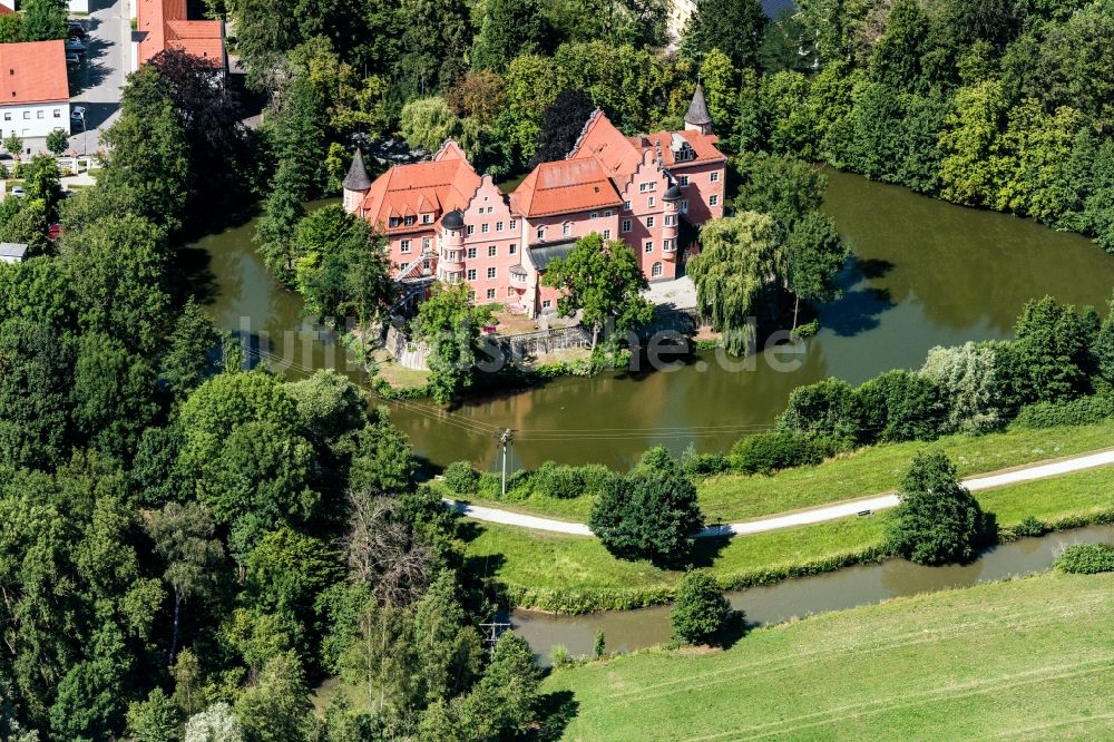 Taufkirchen (Vils) von oben - Wassergraben mit Wasserschloß Schloss Taufkirchen in Taufkirchen (Vils) im Bundesland Bayern, Deutschland