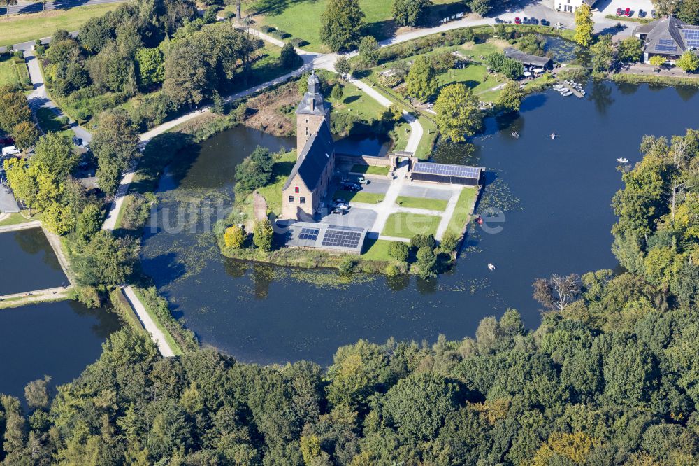 Luftaufnahme Tüschenbroich - Wassergraben mit Wasserschloß Schloss in Tüschenbroich im Bundesland Nordrhein-Westfalen, Deutschland