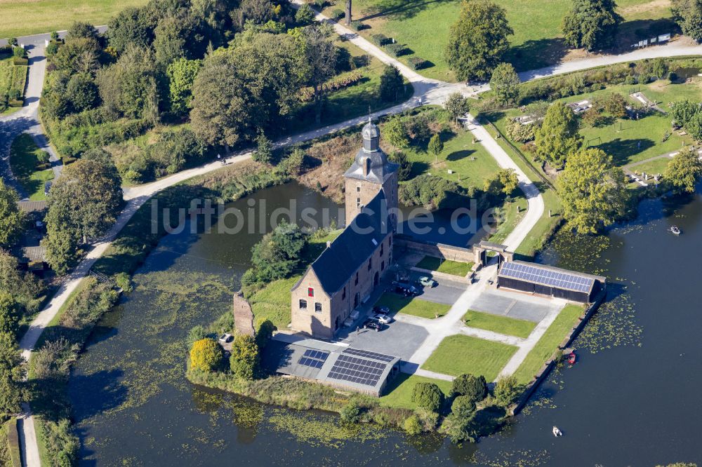 Tüschenbroich von oben - Wassergraben mit Wasserschloß Schloss in Tüschenbroich im Bundesland Nordrhein-Westfalen, Deutschland